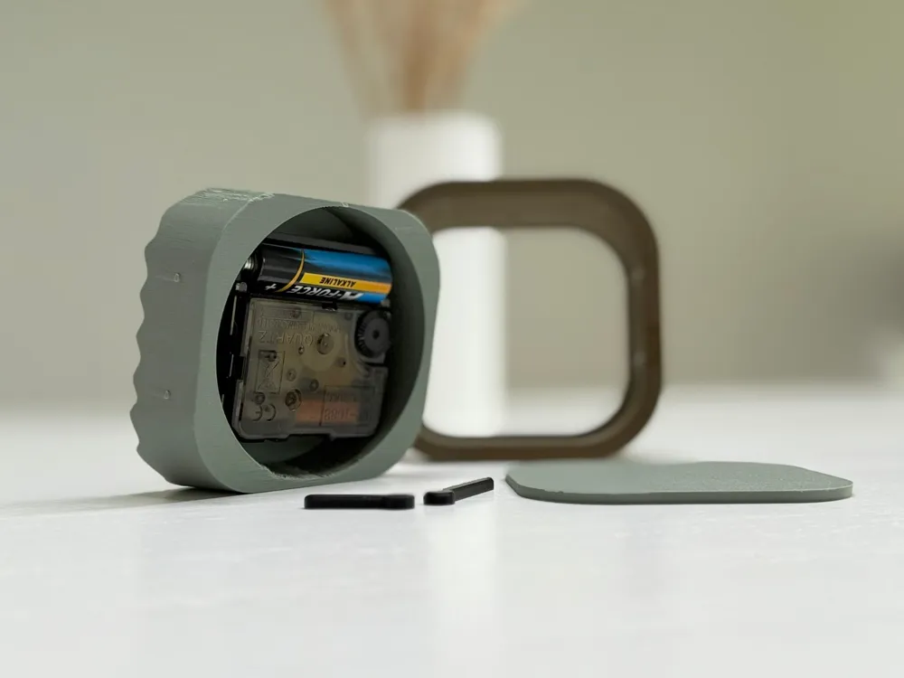 Wavy Flowing Table Clock thumbnail 2